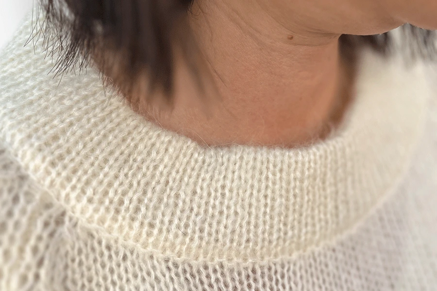 maglione in lana con collo a cratere